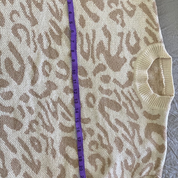 🍓Like New! Neutral Leopard Print Sweater - Picture 5 of 6